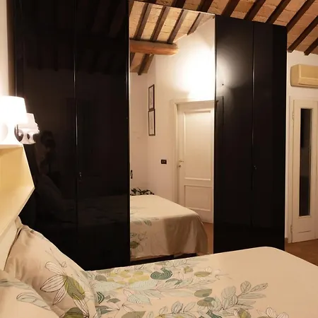 Corte Degli Estensi, Romantica Mansardina 아파트