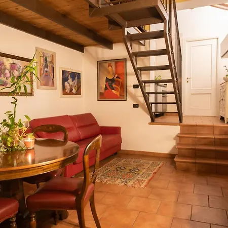 Corte Degli Estensi, Romantica Mansardina Apartment *