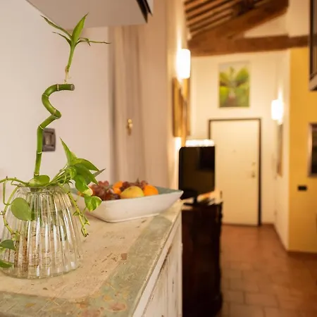 Corte Degli Estensi, Romantica Mansardina شقة *