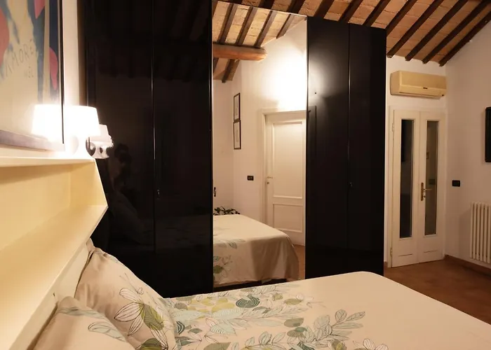 Corte Degli Estensi, Romantica Mansardina Διαμέρισμα